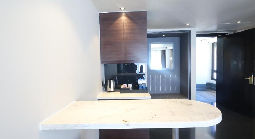 Image of Junior Suite, 1 Bedroom Junior Suite, 1 King 13