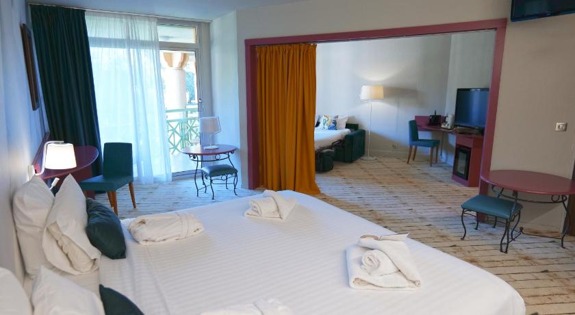 Image of Family Room with Spa access included 3