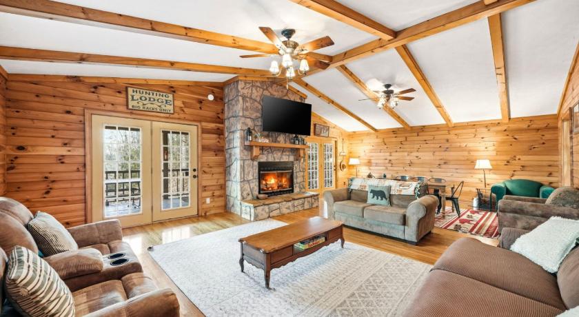 Wears Valley Serene Mountain Cabin Hot Tub 2Fireplace Grill 4-Star Accommodation room