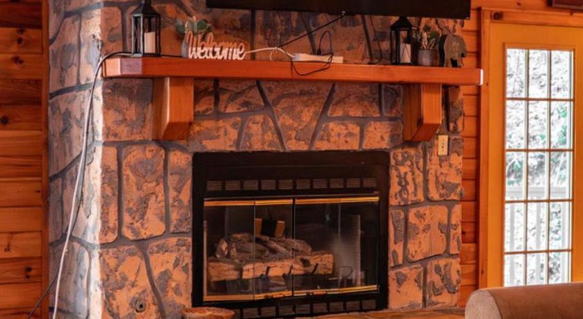 Wears Valley Serene Mountain Cabin Hot Tub 2Fireplace Grill 4-Star Accommodation lobby