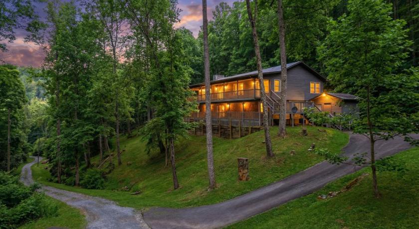Wears Valley Serene Mountain Cabin Hot Tub 2Fireplace Grill 4-Star Accommodation restaurant