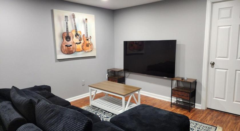 파크빌 (MD) Charming 5 Bed with Spacious Yard with HotTub 4성급 숙소 로비