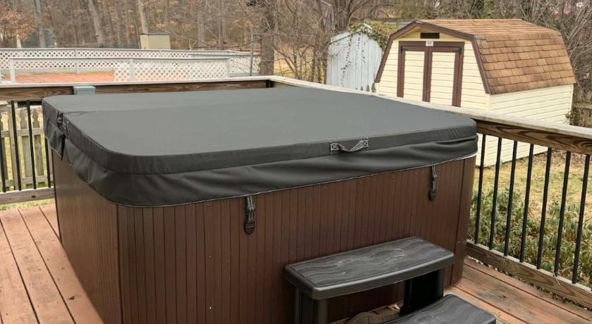 파크빌 (MD) Charming 5 Bed with Spacious Yard with HotTub 4성급 숙소 레스토랑