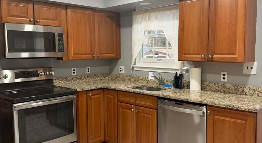 파크빌 (MD) Charming 5 Bed with Spacious Yard with HotTub 4성급 숙소 수영장