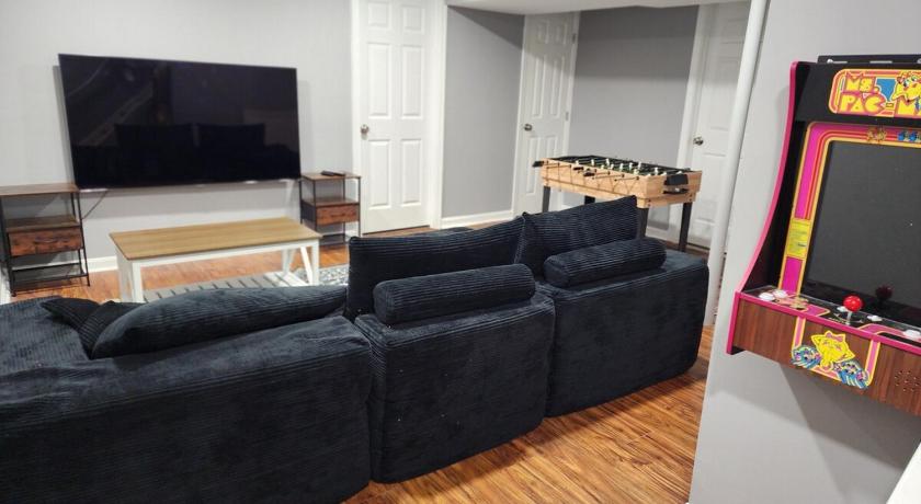 파크빌 (MD) Charming 5 Bed with Spacious Yard with HotTub 4성급 숙소 수영장