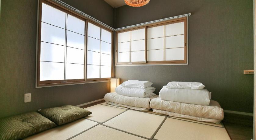 QU101 Ground-Floor 2BR Family Home, 6 Min to Koiwa, 1 Double Bed and 3 Futons, Sleeps 5