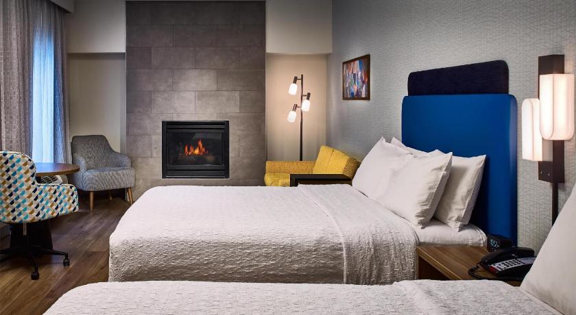 Image of 2 Queens Beds Sofabed Fireplace 0