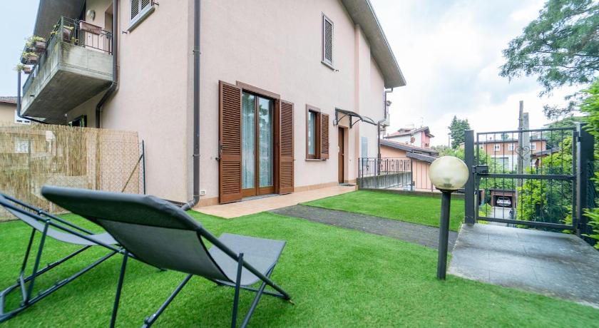 Apartment with private garage, garden and WiFi