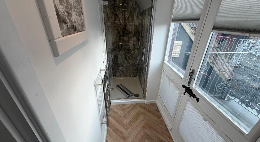 Bathroom, Silver Street Suites in Whitby