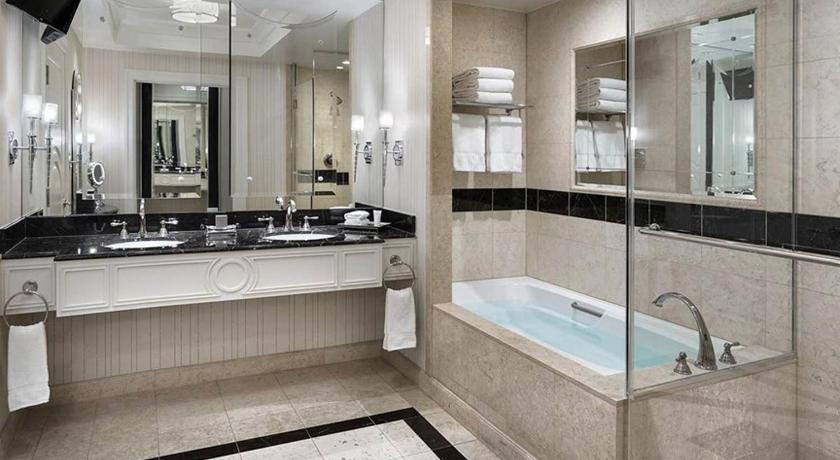 Image of Palazzo Luxury King Suite with Prestige Club Lounge Access City View 2