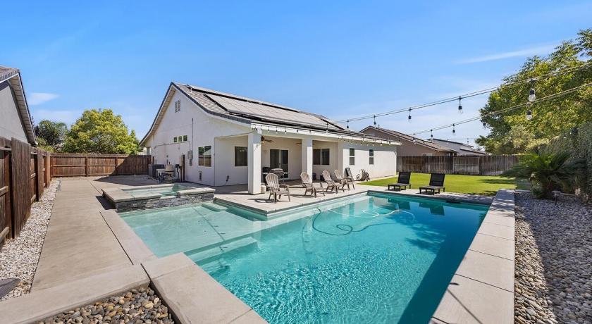 ベーカースフィールド Spacious Home with Private Pool 3つ星 宿泊施設 外観
