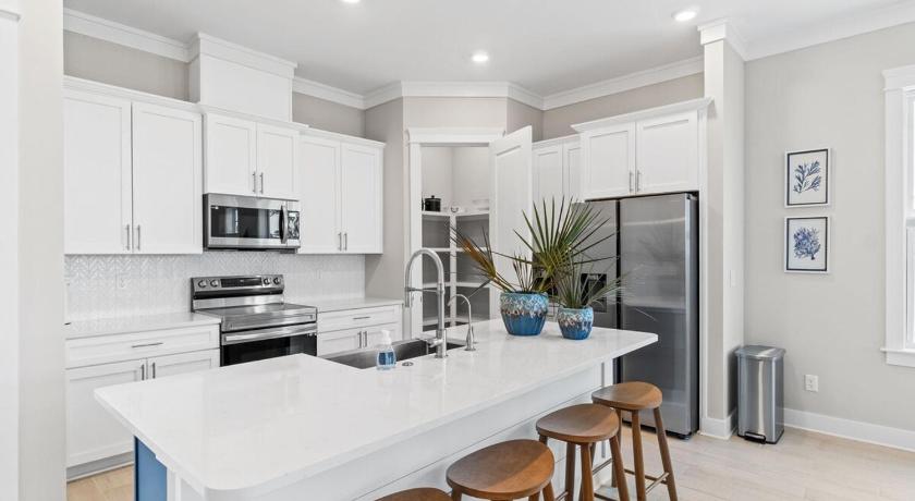 Fort St. Joe Bayfront 4BR Home with Sunset Decks, Putting Green & Bonus Game Room 4-Star Accommodation restaurant