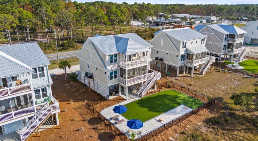 Fort St. Joe Bayfront 4BR Home with Sunset Decks, Putting Green & Bonus Game Room 4-Star Accommodation room