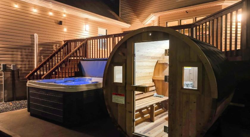 ブレイクスリー (PA) Lux Retreat with Indoor Swim Spa Game Lounge Theater Hot Tub Sauna 4つ星 宿泊施設 レストラン