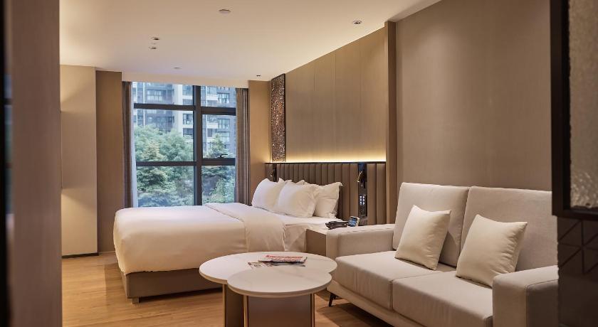 Chengdu Zmax满兮酒店成都世纪城新会展中心店 Hotel pool