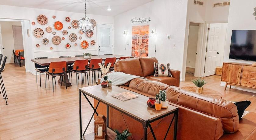 코튼우드 (AZ) 8BR 5BA, sleeps 20, 15 min to Sedona, walk to trails! 4성급 숙소 객실
