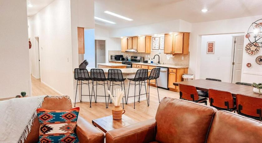 코튼우드 (AZ) 8BR 5BA, sleeps 20, 15 min to Sedona, walk to trails! 4성급 숙소 수영장