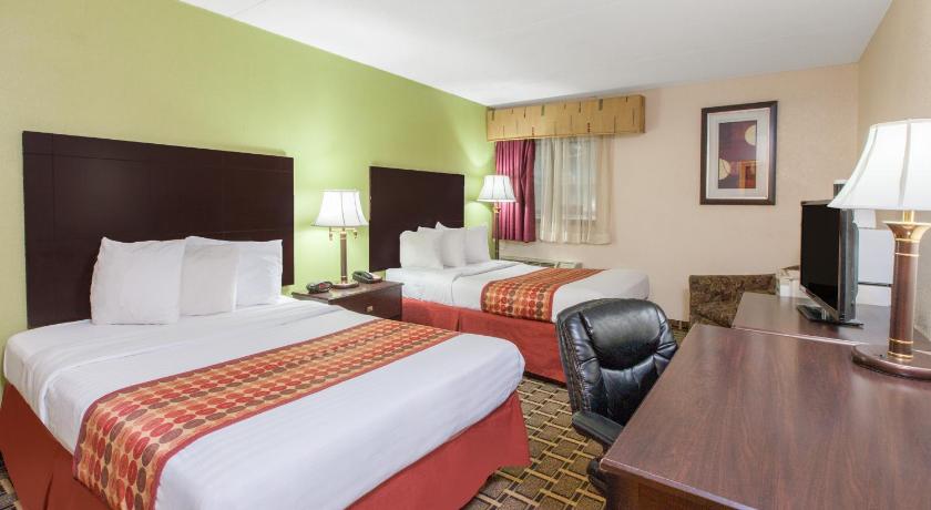 Days Inn & Suites by Wyndham Madison Heights MI