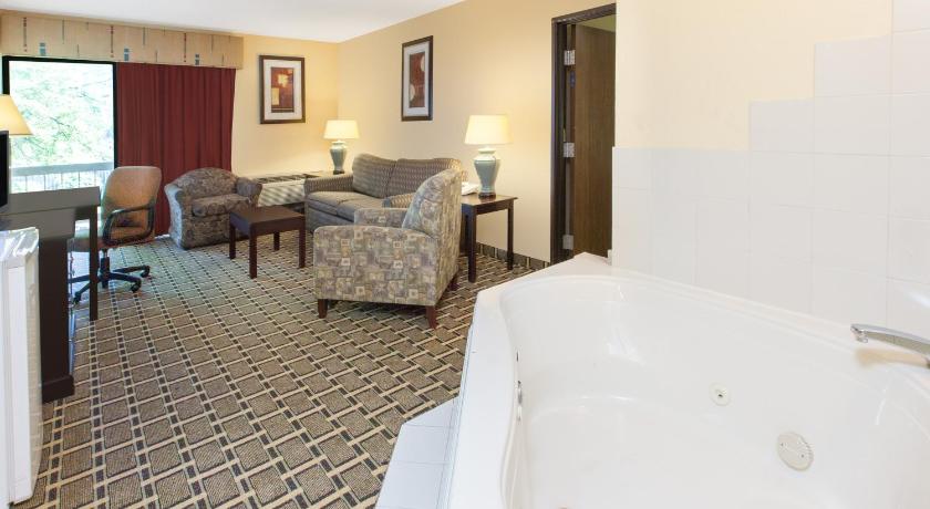 Days Inn & Suites by Wyndham Madison Heights MI