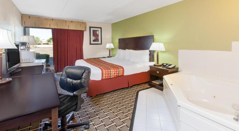 Days Inn & Suites by Wyndham Madison Heights MI