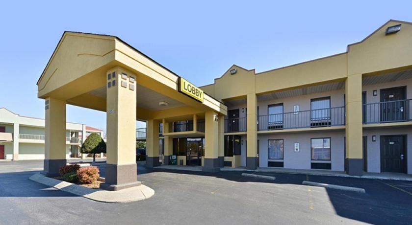 Super 8 By Wyndham Clarksville Northeast