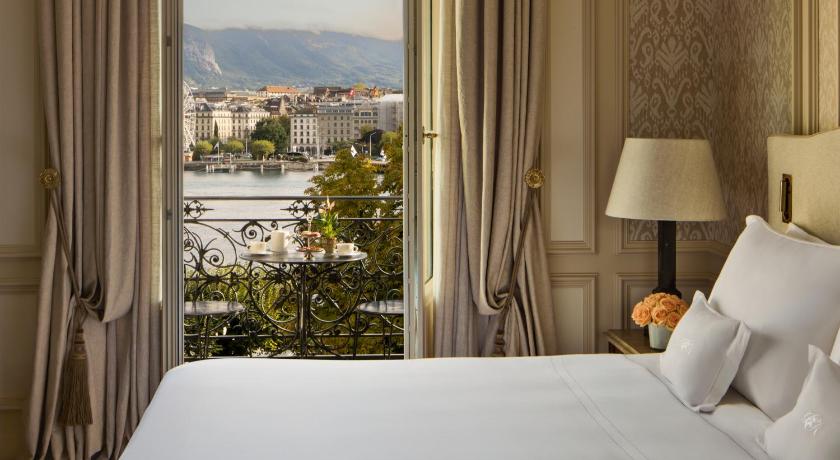 Image of Junior Suite Lake View 6