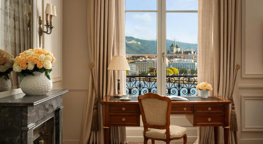 Image of Junior Suite Lake View 3