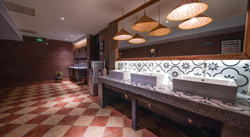 POSHPACKER-Chengdu Mix Hostel-Cicada Zen Yard – Chengdu, IL