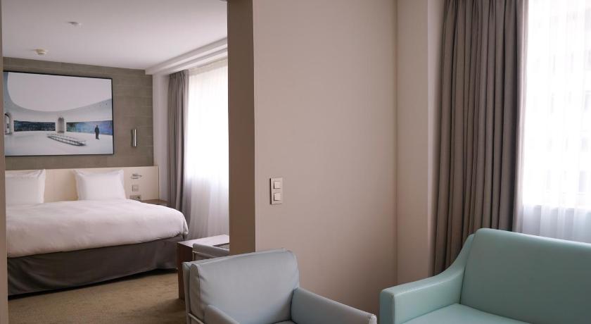 Image of Junior Suite 1 King-Size Bed, 1 Double Sofa Bed , Eiffel Tower View 9