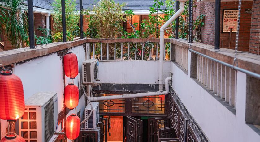 POSHPACKER-Chengdu Mix Hostel-Cicada Zen Yard – Chengdu, IL