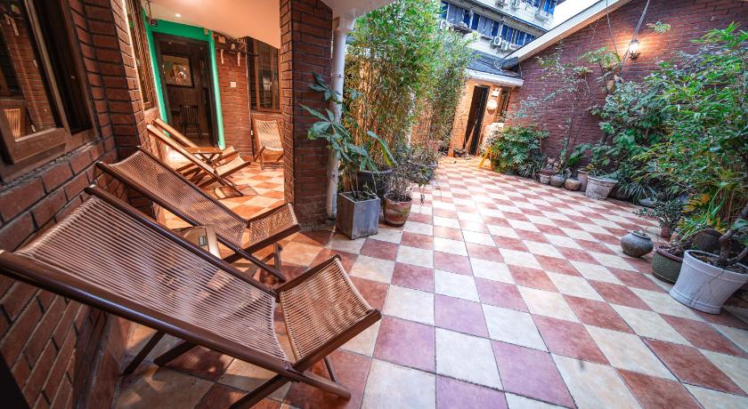 POSHPACKER-Chengdu Mix Hostel-Cicada Zen Yard – Chengdu, IL