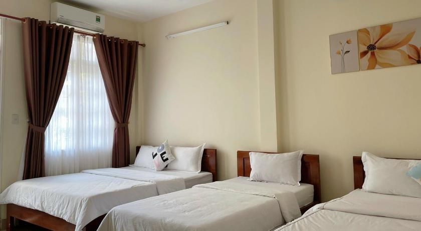 Image of Family Room (5 Adults) 3