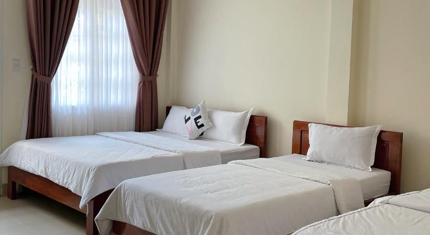 Image of Family Room (5 Adults) 4