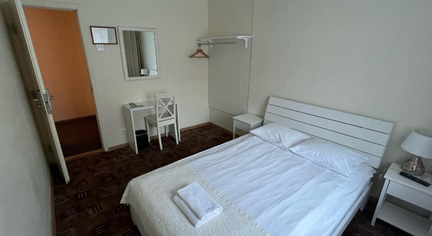 Image of Single - Shared Bathroom 7