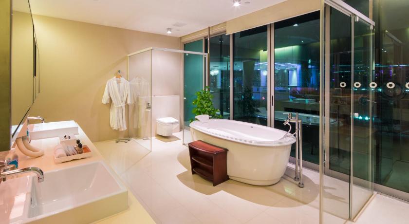 Image of Monte Carlo Suite 1 2