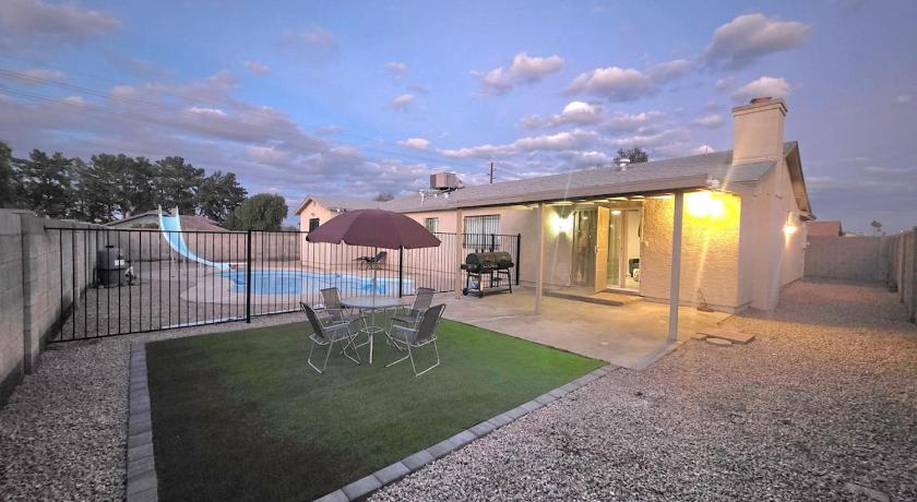 Phoenix Westgate near Arizona cardinals state farm stadium 3-Star Accommodation pool
