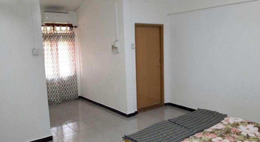 Image of Three-Bedroom House 14