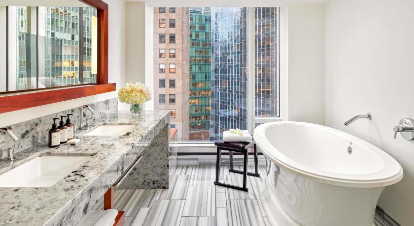 Image of Stanley Park View Suite with King Bed 2