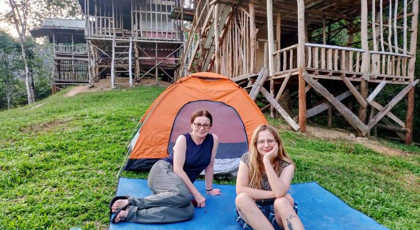 Tampilan WOOD CABIN LODGE IN THE FOREST book here treking with us