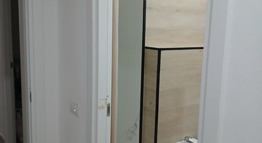 Image of Standard Double Room with Shared Bathroom 4
