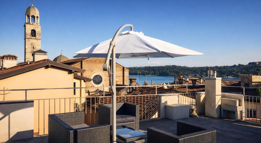 Top floor with terrace and lake-view solarium
