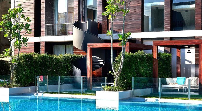 Image of SO Comfy Pool Access 5