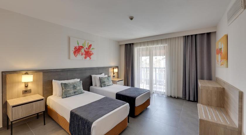 صورة غرفة عائلية مع إطلالة على الحديقة (Family Room with Garden View) 0