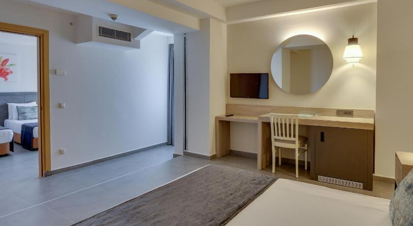 صورة غرفة عائلية مع إطلالة على الحديقة (Family Room with Garden View) 5
