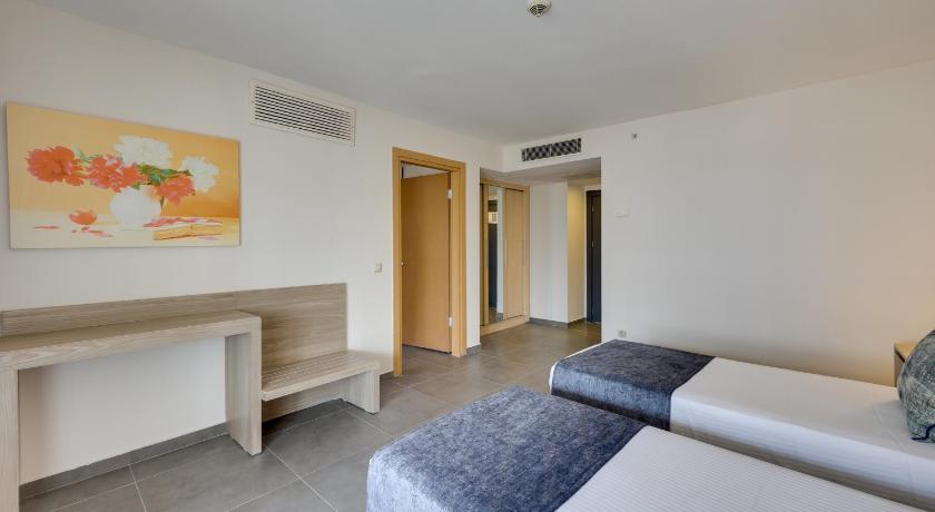 صورة غرفة عائلية مع إطلالة على الحديقة (Family Room with Garden View) 8