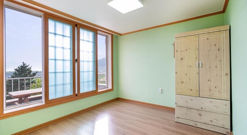 Image of Family Room with Sea View 17