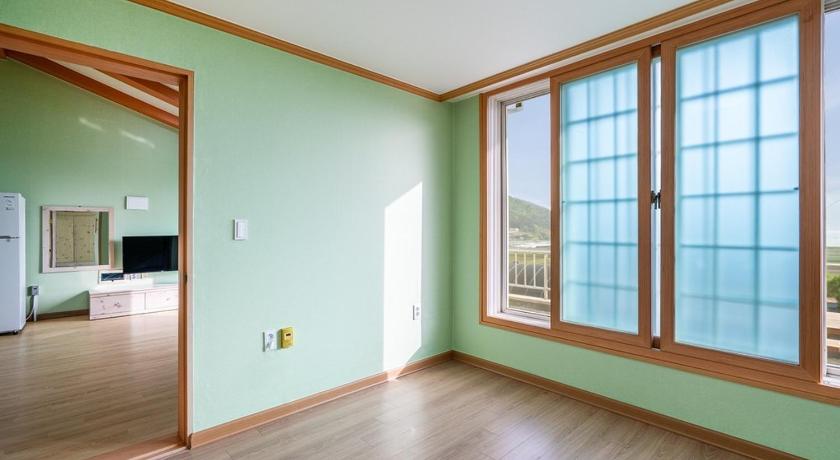 Image of Family Room with Sea View 14
