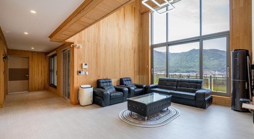 Image of Family Room with Sea View 4
