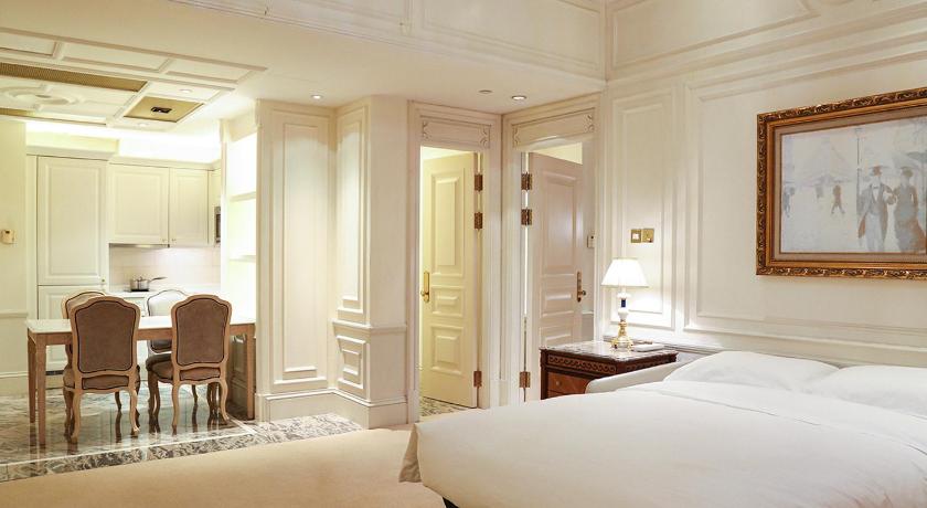 Imagen de Apartamento de un dormitorio con una cama extragrande y un sofá cama (One-Bedroom Apartment (One King Bed and One Sofa Bed)) 4
