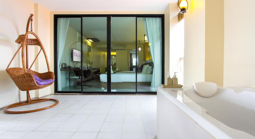 Image of Jacuzzi Suite King Bed 4